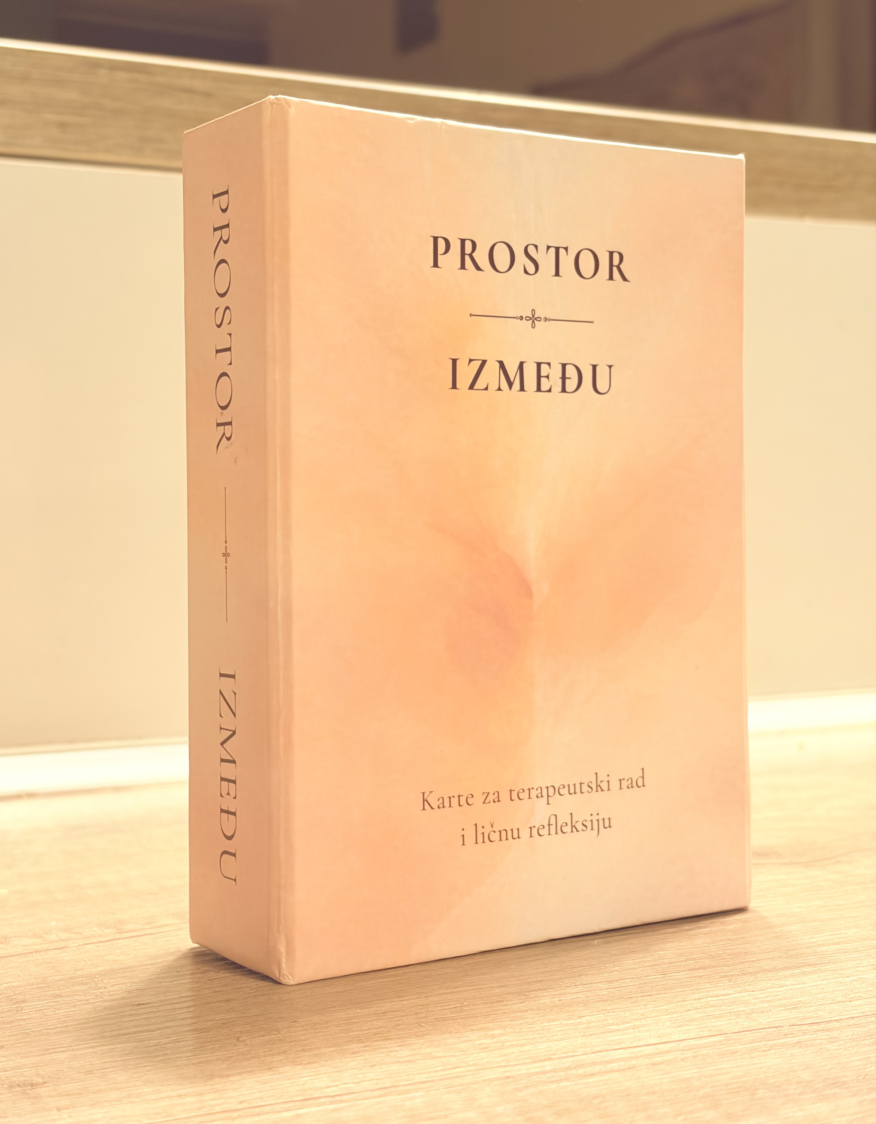 Kutija Prostor Između karata na toploj drvenoj površini.